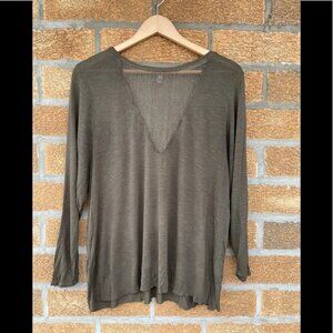 Emma & Sam Olive Mesh V-Neck XS